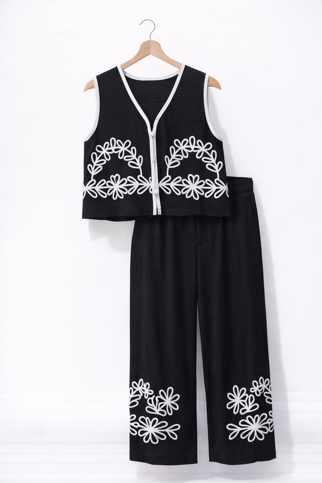 Conjunto Negro detalle flores blancas